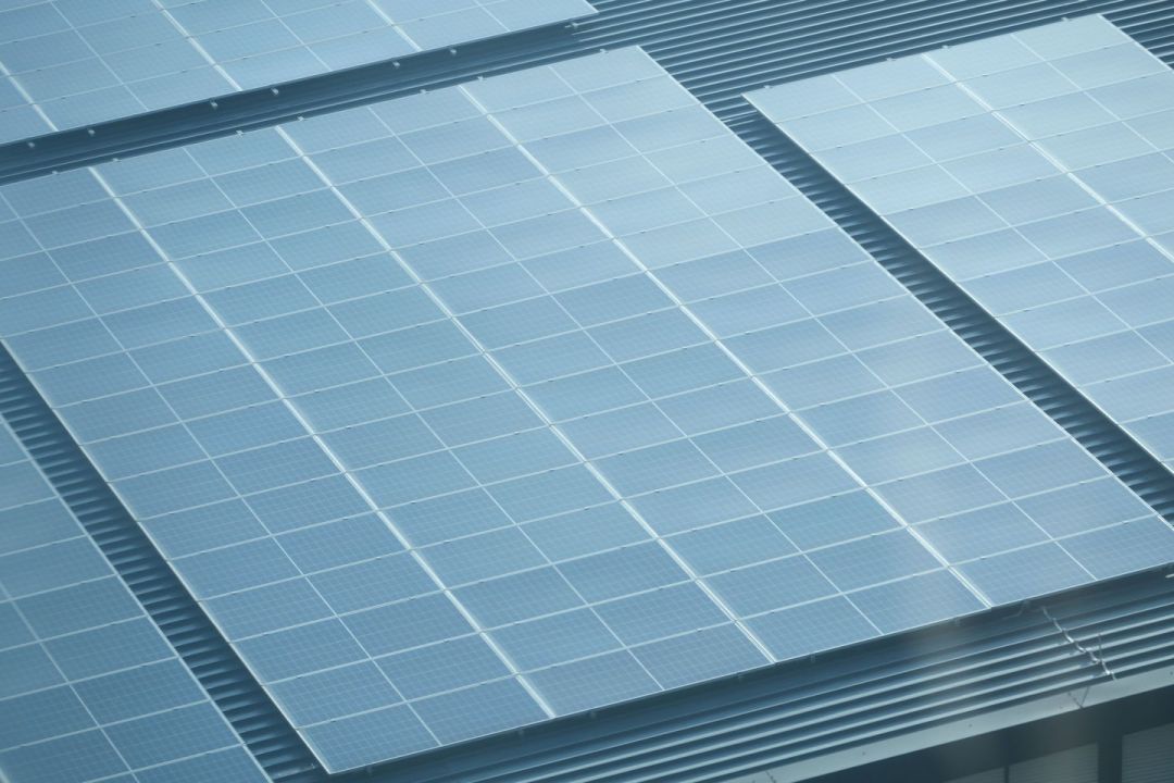 Kühles Tageslicht auf den Glasflächen mehrerer Module