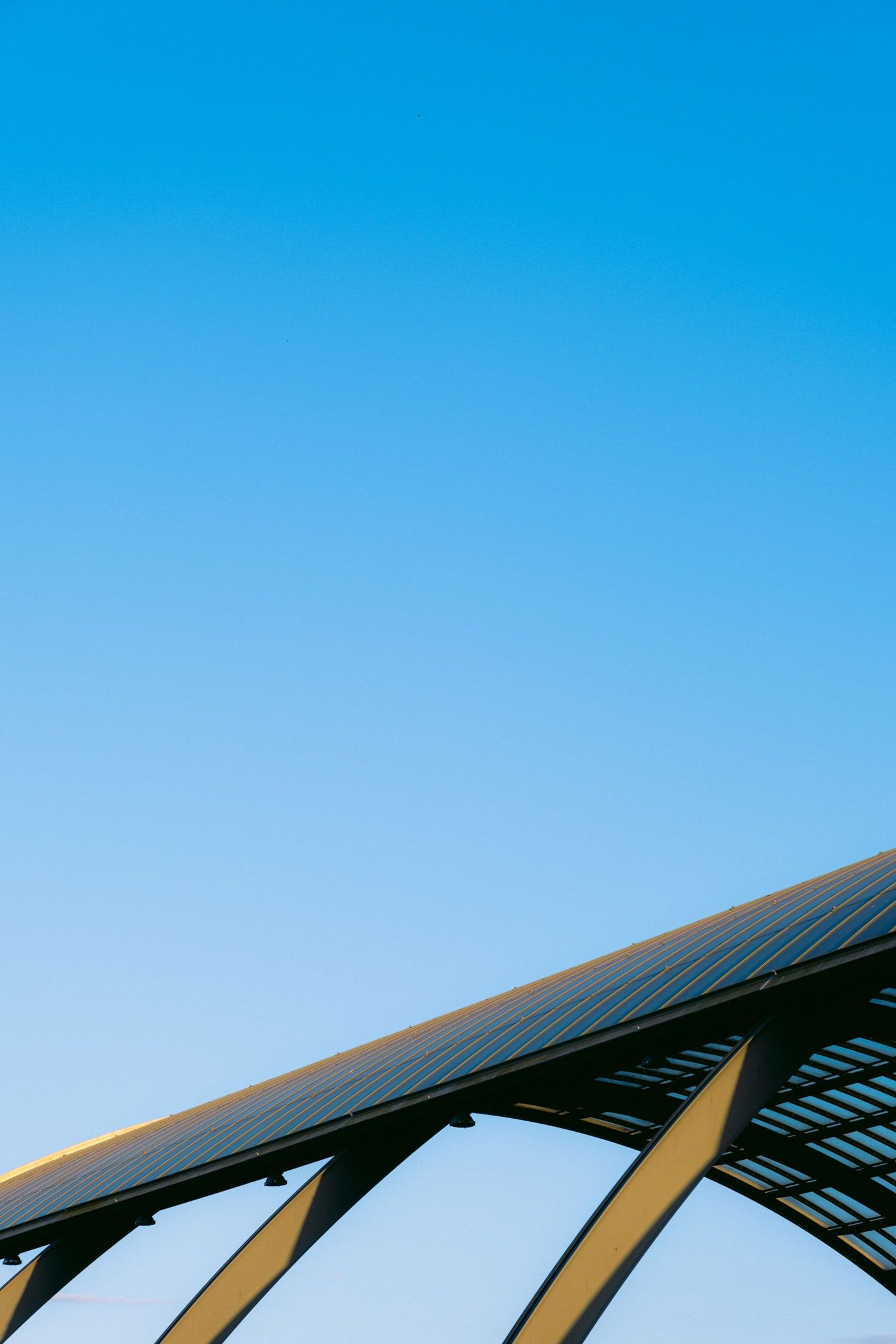 Modulfläche einer Photovoltaikanlage vor offenem blauem Himmel
