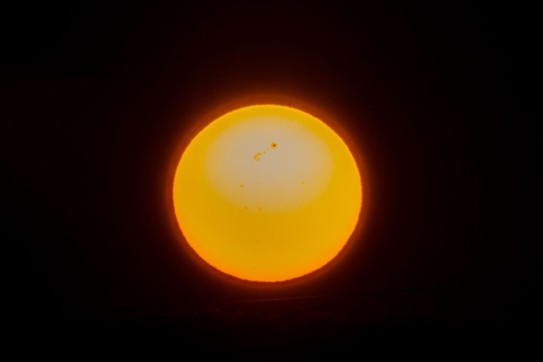 Die Sonnenscheibe vor dunklem Himmel