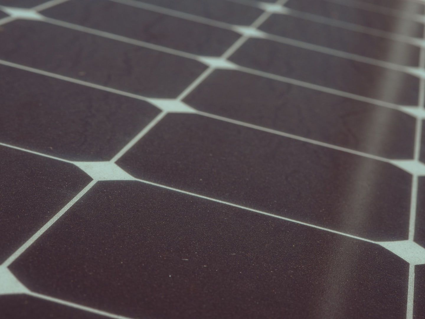 Nahaufnahme der Zellen und Zellverbinder eines Photovoltaikmoduls