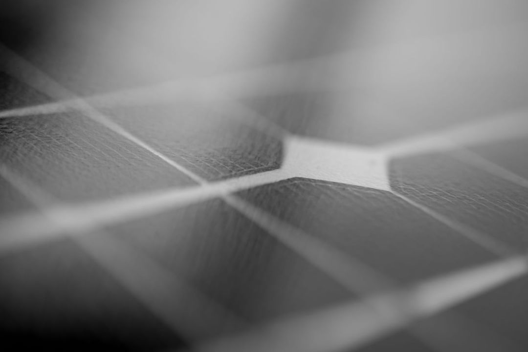 Monochrome Nahaufnahme einer Solarzelle mit Zellverbinder
